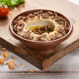 حمص مع اللحمة والصنوبر
